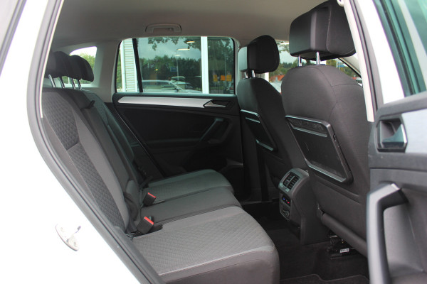 Volkswagen Tiguan 1.5 TSI Comfortline / CarPlay / Parkeerhulp V+A / 17'' / LED / Rijstrooksensor / Spiegelpakket / DAB / ACC