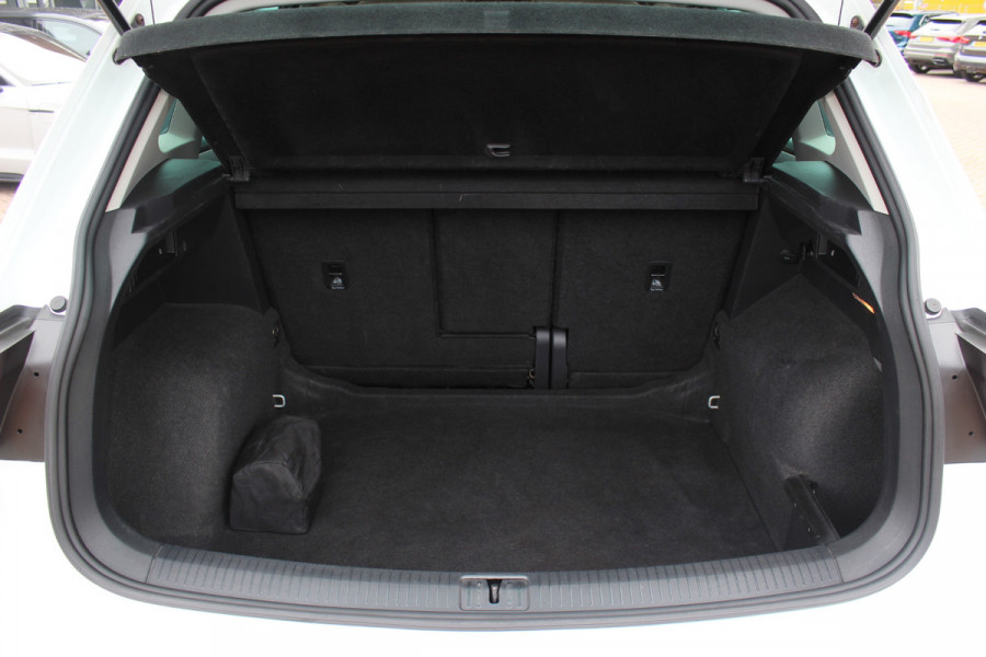 Volkswagen Tiguan 1.5 TSI Comfortline / CarPlay / Parkeerhulp V+A / 17'' / LED / Rijstrooksensor / Spiegelpakket / DAB / ACC