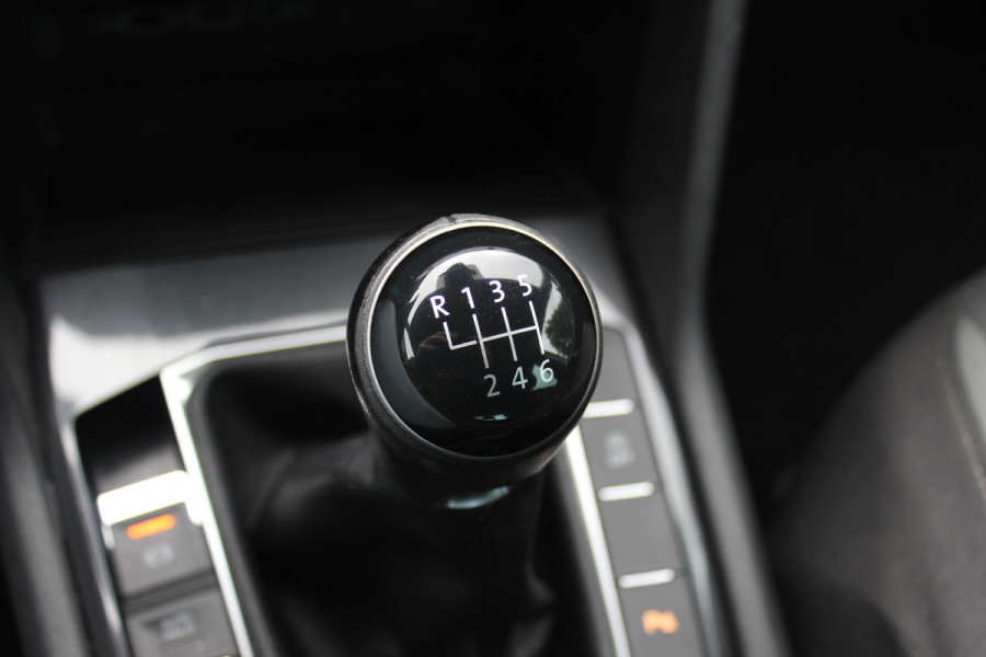 Volkswagen Tiguan 1.5 TSI Comfortline / CarPlay / Parkeerhulp V+A / 17'' / LED / Rijstrooksensor / Spiegelpakket / DAB / ACC