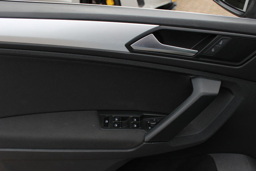 Volkswagen Tiguan 1.5 TSI Comfortline / CarPlay / Parkeerhulp V+A / 17'' / LED / Rijstrooksensor / Spiegelpakket / DAB / ACC