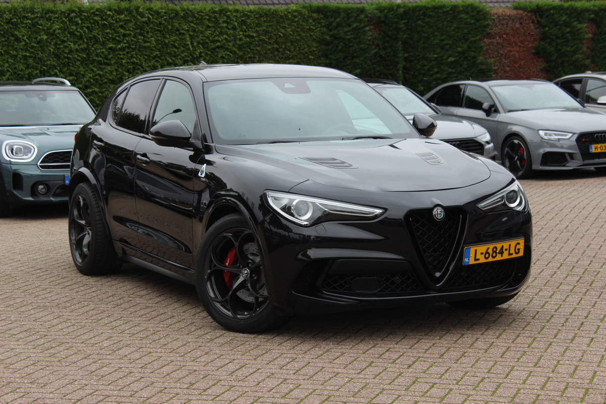 Alfa Romeo Stelvio 2.9 V6 AWD Quadrifoglio / Camera / Navigatie / Harman Kardon / 20'' / Elektr. stoelen / Stoel+Stuurverwarming / Dodehoek / DAB / ACC