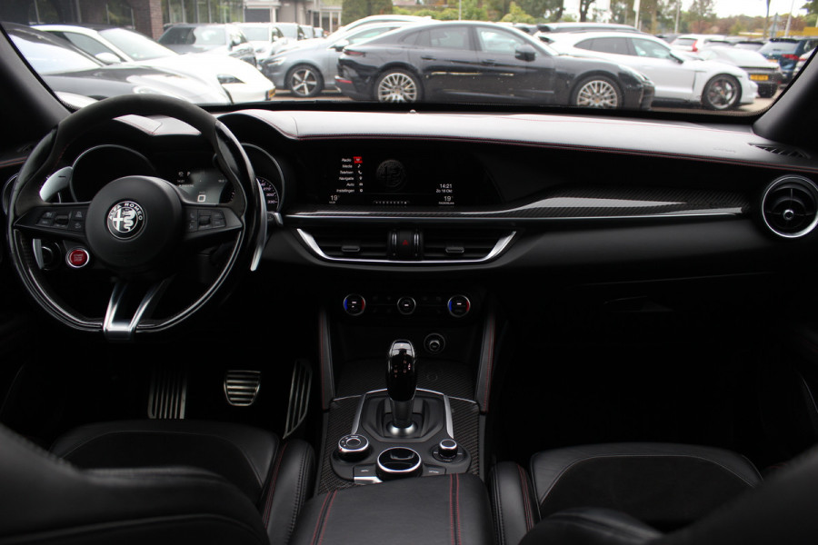 Alfa Romeo Stelvio 2.9 V6 AWD Quadrifoglio / Camera / Navigatie / Harman Kardon / 20'' / Elektr. stoelen / Stoel+Stuurverwarming / Dodehoek / DAB / ACC