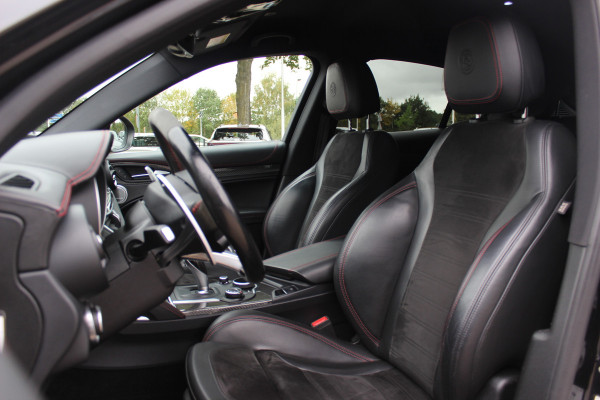 Alfa Romeo Stelvio 2.9 V6 AWD Quadrifoglio / Camera / Navigatie / Harman Kardon / 20'' / Elektr. stoelen / Stoel+Stuurverwarming / Dodehoek / DAB / ACC