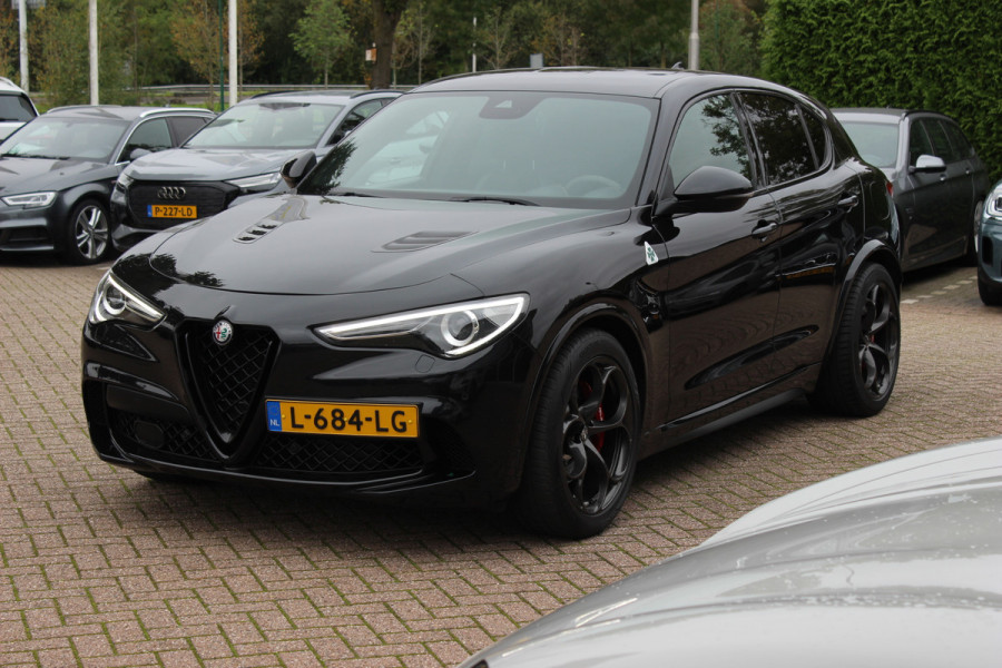 Alfa Romeo Stelvio 2.9 V6 AWD Quadrifoglio / Camera / Navigatie / Harman Kardon / 20'' / Elektr. stoelen / Stoel+Stuurverwarming / Dodehoek / DAB / ACC
