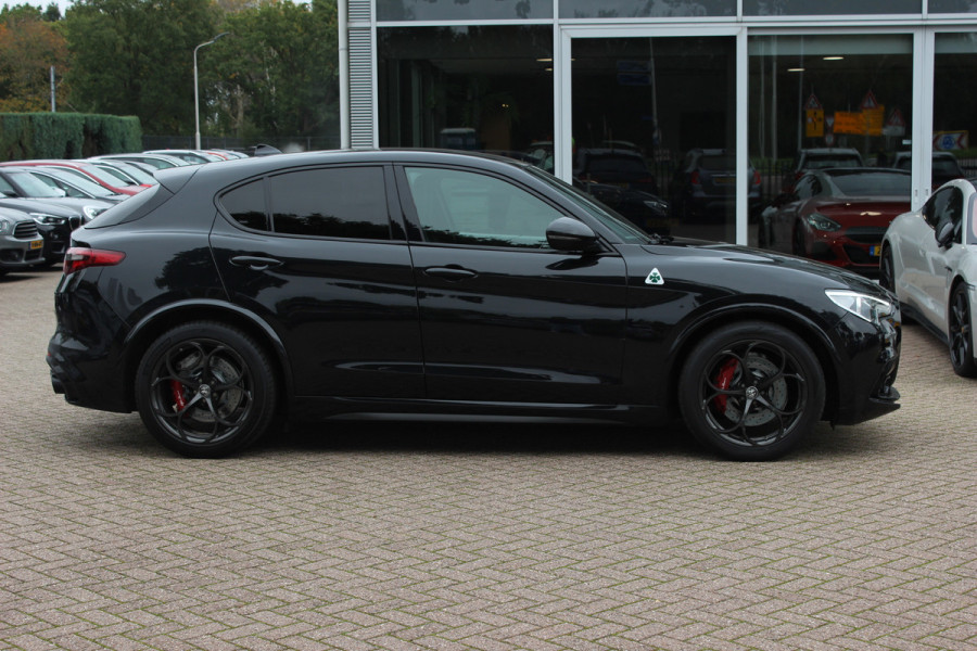 Alfa Romeo Stelvio 2.9 V6 AWD Quadrifoglio / Camera / Navigatie / Harman Kardon / 20'' / Elektr. stoelen / Stoel+Stuurverwarming / Dodehoek / DAB / ACC