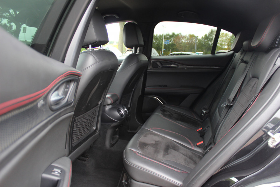 Alfa Romeo Stelvio 2.9 V6 AWD Quadrifoglio / Camera / Navigatie / Harman Kardon / 20'' / Elektr. stoelen / Stoel+Stuurverwarming / Dodehoek / DAB / ACC