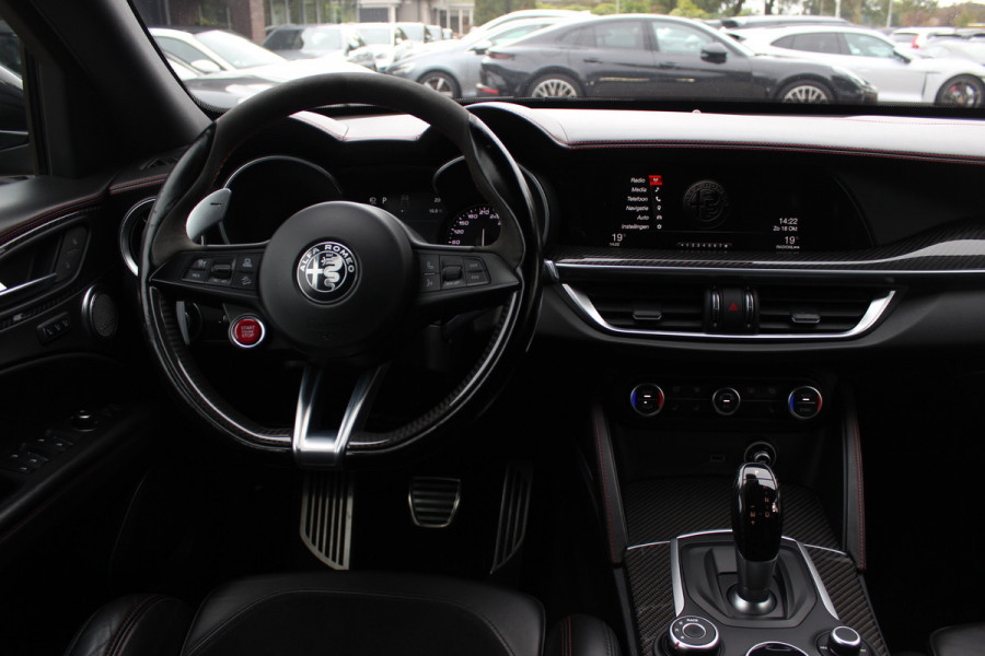 Alfa Romeo Stelvio 2.9 V6 AWD Quadrifoglio / Camera / Navigatie / Harman Kardon / 20'' / Elektr. stoelen / Stoel+Stuurverwarming / Dodehoek / DAB / ACC