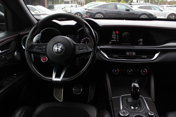 Alfa Romeo Stelvio 2.9 V6 AWD Quadrifoglio / Camera / Navigatie / Harman Kardon / 20'' / Elektr. stoelen / Stoel+Stuurverwarming / Dodehoek / DAB / ACC