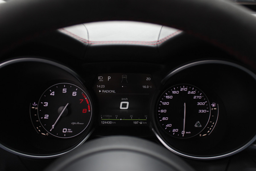Alfa Romeo Stelvio 2.9 V6 AWD Quadrifoglio / Camera / Navigatie / Harman Kardon / 20'' / Elektr. stoelen / Stoel+Stuurverwarming / Dodehoek / DAB / ACC