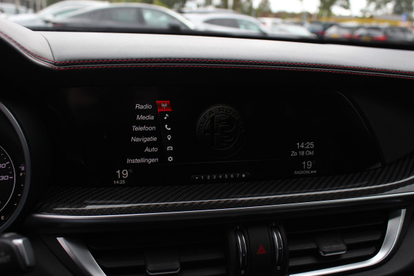 Alfa Romeo Stelvio 2.9 V6 AWD Quadrifoglio / Camera / Navigatie / Harman Kardon / 20'' / Elektr. stoelen / Stoel+Stuurverwarming / Dodehoek / DAB / ACC