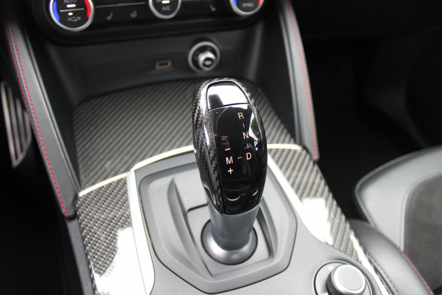 Alfa Romeo Stelvio 2.9 V6 AWD Quadrifoglio / Camera / Navigatie / Harman Kardon / 20'' / Elektr. stoelen / Stoel+Stuurverwarming / Dodehoek / DAB / ACC