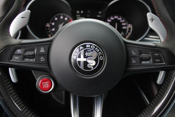 Alfa Romeo Stelvio 2.9 V6 AWD Quadrifoglio / Camera / Navigatie / Harman Kardon / 20'' / Elektr. stoelen / Stoel+Stuurverwarming / Dodehoek / DAB / ACC