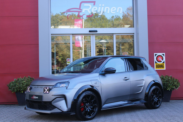 ALPINE A290 GTS 220PK 52 kWh | DEVIALET AUDIO SYSTEM | DRAADLOZE TELEFOONLADER | ELEKTRISCH VERWARMBAAR STUURWIEL | 19" LICHTMETALEN VELGEN "SNOWFLAKE" NOIR BRILLIANT | ALPINE LOGO OP ZIJSCHERMEN | BREMBO REMKLAUWEN "ROUGE RACING" | ALPINE TELEMETRICS PREMIUM | NAPPA LEDEREN BEKLEDING BLUE PROFOND/GRIS EVEE MET ALPINE STIKSELS EN LOGO | MICHELIN PILOT SPORT BANDEN | ALPINE SPORT CHASSIS | GROOTLICHT ASSISTENT | DCC | ADAPTIVE CRUISE CONTROL | PARKEERNSENSOREN VOOR ACHTER EN ZIJKANT | ACHTERUITRIJ CAMERA | HANDSFREE CARD | VERWARMBARE VOORSTOELEN | WARMTEPOMP | NAVIGATIE BY "GOOGLE