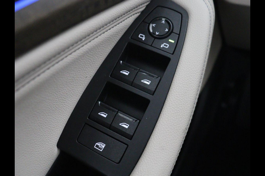 BMW 2 Serie Active Tourer 220i | Leder | Cruise control | Navigatie | Carplay | Sfeerverlichting | Virtueel dashboard | Camera | Park assist | Trekhaak