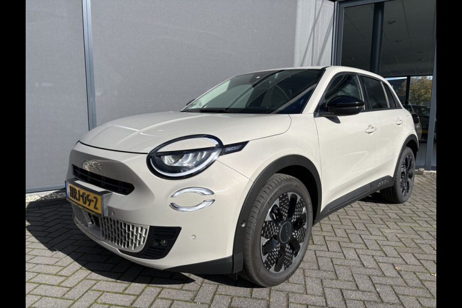 Fiat 600 1.2 Hybrid La Prima Achteruitrijcamera - Airco - Apple carplay - Draadloze telefoonoplader - Parkeersensoren - Navigatie - Keyless start/entry - Dodehoekdetectie - Stoelverwarming - Licht metalen velgen 18 inch - Elektrische ramen - Bluetooth - Cruise control - Led verlichting - Mistlampen - Stuur leder - Stuur multifunctioneel