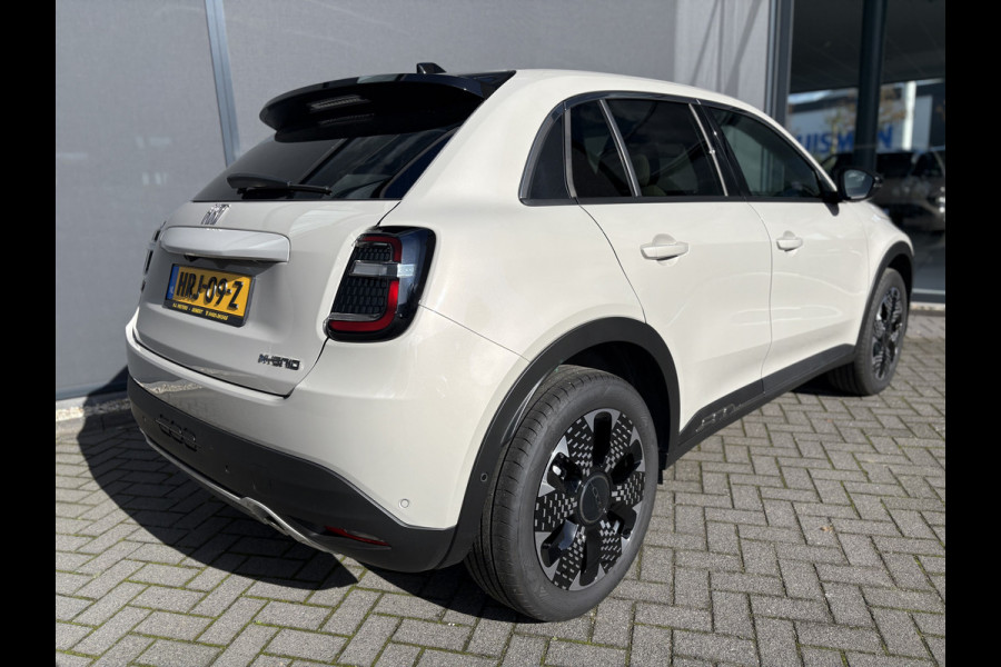 Fiat 600 1.2 Hybrid La Prima Achteruitrijcamera - Airco - Apple carplay - Draadloze telefoonoplader - Parkeersensoren - Navigatie - Keyless start/entry - Dodehoekdetectie - Stoelverwarming - Licht metalen velgen 18 inch - Elektrische ramen - Bluetooth - Cruise control - Led verlichting - Mistlampen - Stuur leder - Stuur multifunctioneel