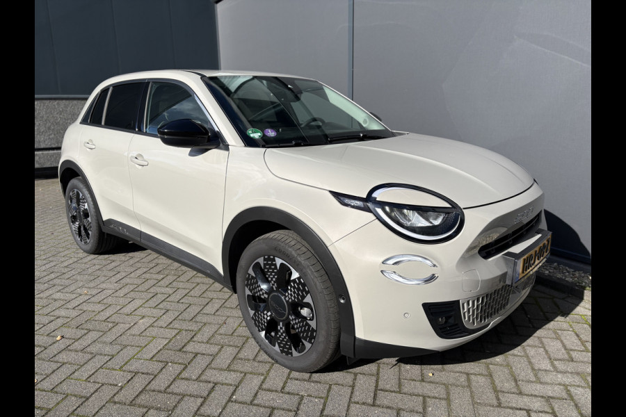 Fiat 600 1.2 Hybrid La Prima Achteruitrijcamera - Airco - Apple carplay - Draadloze telefoonoplader - Parkeersensoren - Navigatie - Keyless start/entry - Dodehoekdetectie - Stoelverwarming - Licht metalen velgen 18 inch - Elektrische ramen - Bluetooth - Cruise control - Led verlichting - Mistlampen - Stuur leder - Stuur multifunctioneel