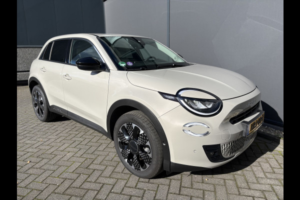 Fiat 600 1.2 Hybrid La Prima Achteruitrijcamera - Airco - Apple carplay - Draadloze telefoonoplader - Parkeersensoren - Navigatie - Keyless start/entry - Dodehoekdetectie - Stoelverwarming - Licht metalen velgen 18 inch - Elektrische ramen - Bluetooth - Cruise control - Led verlichting - Mistlampen - Stuur leder - Stuur multifunctioneel