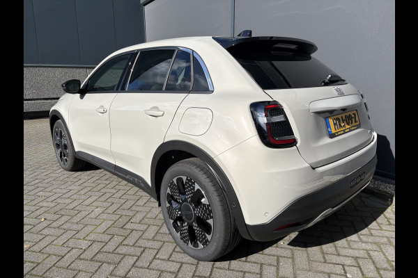Fiat 600 1.2 Hybrid La Prima Achteruitrijcamera - Airco - Apple carplay - Draadloze telefoonoplader - Parkeersensoren - Navigatie - Keyless start/entry - Dodehoekdetectie - Stoelverwarming - Licht metalen velgen 18 inch - Elektrische ramen - Bluetooth - Cruise control - Led verlichting - Mistlampen - Stuur leder - Stuur multifunctioneel