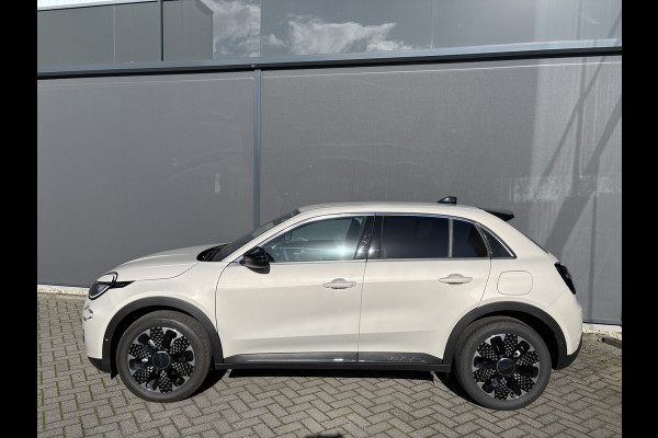 Fiat 600 1.2 Hybrid La Prima Achteruitrijcamera - Airco - Apple carplay - Draadloze telefoonoplader - Parkeersensoren - Navigatie - Keyless start/entry - Dodehoekdetectie - Stoelverwarming - Licht metalen velgen 18 inch - Elektrische ramen - Bluetooth - Cruise control - Led verlichting - Mistlampen - Stuur leder - Stuur multifunctioneel