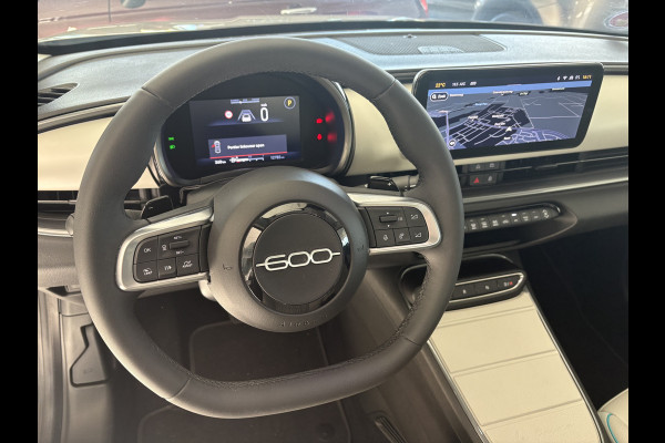 Fiat 600 1.2 Hybrid La Prima Achteruitrijcamera - Airco - Apple carplay - Draadloze telefoonoplader - Parkeersensoren - Navigatie - Keyless start/entry - Dodehoekdetectie - Stoelverwarming - Licht metalen velgen 18 inch - Elektrische ramen - Bluetooth - Cruise control - Led verlichting - Mistlampen - Stuur leder - Stuur multifunctioneel