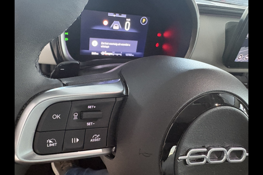Fiat 600 1.2 Hybrid La Prima Achteruitrijcamera - Airco - Apple carplay - Draadloze telefoonoplader - Parkeersensoren - Navigatie - Keyless start/entry - Dodehoekdetectie - Stoelverwarming - Licht metalen velgen 18 inch - Elektrische ramen - Bluetooth - Cruise control - Led verlichting - Mistlampen - Stuur leder - Stuur multifunctioneel