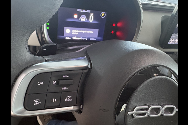 Fiat 600 1.2 Hybrid La Prima Achteruitrijcamera - Airco - Apple carplay - Draadloze telefoonoplader - Parkeersensoren - Navigatie - Keyless start/entry - Dodehoekdetectie - Stoelverwarming - Licht metalen velgen 18 inch - Elektrische ramen - Bluetooth - Cruise control - Led verlichting - Mistlampen - Stuur leder - Stuur multifunctioneel
