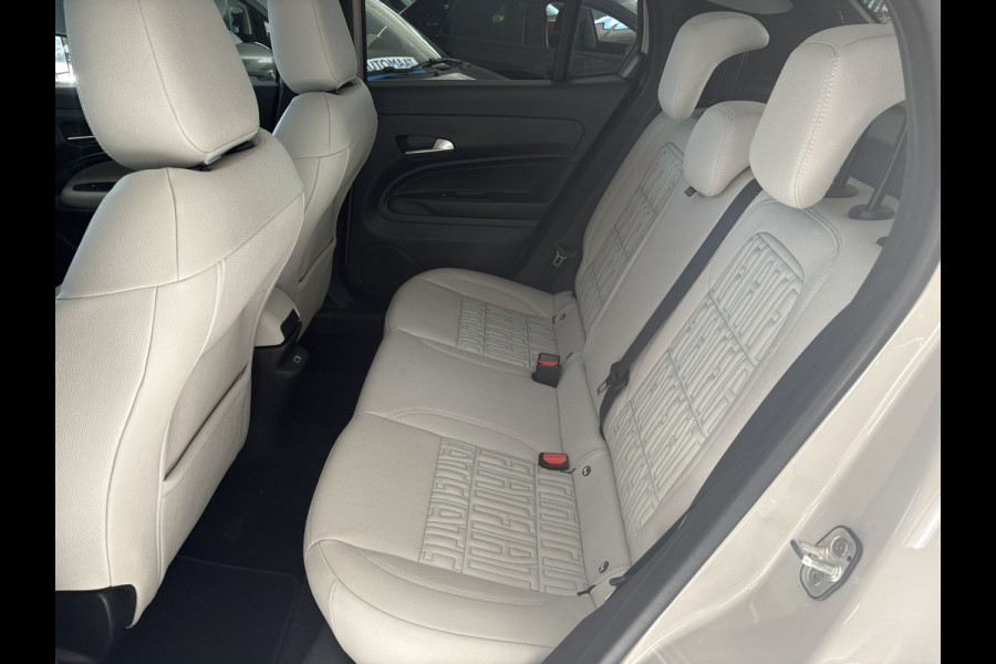 Fiat 600 1.2 Hybrid La Prima Achteruitrijcamera - Airco - Apple carplay - Draadloze telefoonoplader - Parkeersensoren - Navigatie - Keyless start/entry - Dodehoekdetectie - Stoelverwarming - Licht metalen velgen 18 inch - Elektrische ramen - Bluetooth - Cruise control - Led verlichting - Mistlampen - Stuur leder - Stuur multifunctioneel