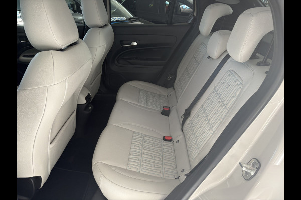 Fiat 600 1.2 Hybrid La Prima Achteruitrijcamera - Airco - Apple carplay - Draadloze telefoonoplader - Parkeersensoren - Navigatie - Keyless start/entry - Dodehoekdetectie - Stoelverwarming - Licht metalen velgen 18 inch - Elektrische ramen - Bluetooth - Cruise control - Led verlichting - Mistlampen - Stuur leder - Stuur multifunctioneel