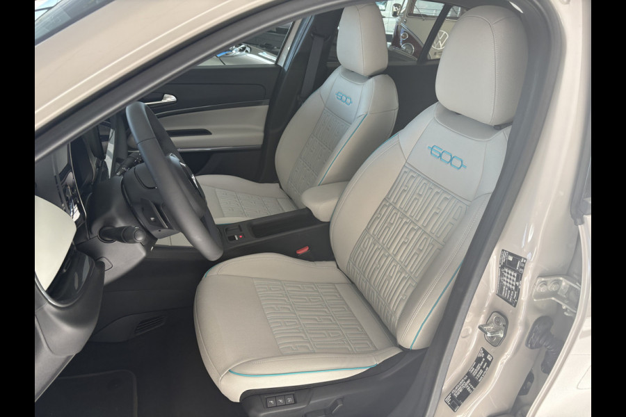 Fiat 600 1.2 Hybrid La Prima Achteruitrijcamera - Airco - Apple carplay - Draadloze telefoonoplader - Parkeersensoren - Navigatie - Keyless start/entry - Dodehoekdetectie - Stoelverwarming - Licht metalen velgen 18 inch - Elektrische ramen - Bluetooth - Cruise control - Led verlichting - Mistlampen - Stuur leder - Stuur multifunctioneel