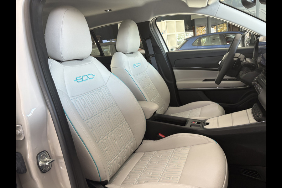 Fiat 600 1.2 Hybrid La Prima Achteruitrijcamera - Airco - Apple carplay - Draadloze telefoonoplader - Parkeersensoren - Navigatie - Keyless start/entry - Dodehoekdetectie - Stoelverwarming - Licht metalen velgen 18 inch - Elektrische ramen - Bluetooth - Cruise control - Led verlichting - Mistlampen - Stuur leder - Stuur multifunctioneel