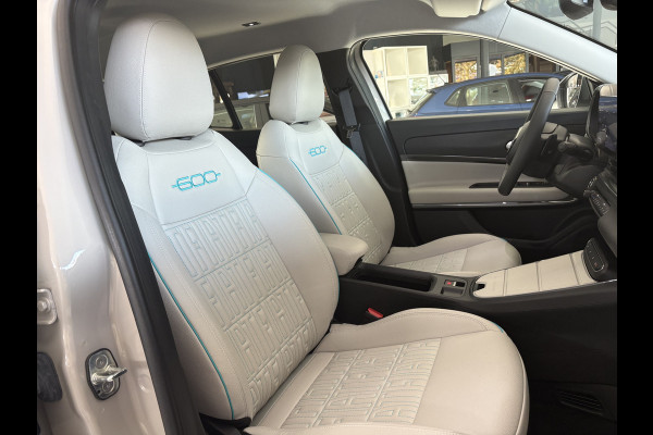Fiat 600 1.2 Hybrid La Prima Achteruitrijcamera - Airco - Apple carplay - Draadloze telefoonoplader - Parkeersensoren - Navigatie - Keyless start/entry - Dodehoekdetectie - Stoelverwarming - Licht metalen velgen 18 inch - Elektrische ramen - Bluetooth - Cruise control - Led verlichting - Mistlampen - Stuur leder - Stuur multifunctioneel