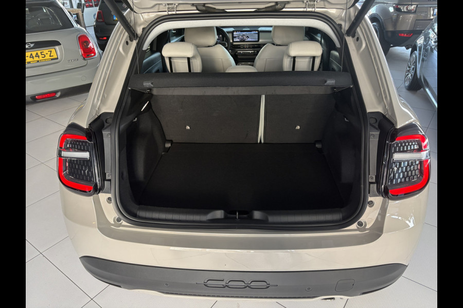 Fiat 600 1.2 Hybrid La Prima Achteruitrijcamera - Airco - Apple carplay - Draadloze telefoonoplader - Parkeersensoren - Navigatie - Keyless start/entry - Dodehoekdetectie - Stoelverwarming - Licht metalen velgen 18 inch - Elektrische ramen - Bluetooth - Cruise control - Led verlichting - Mistlampen - Stuur leder - Stuur multifunctioneel