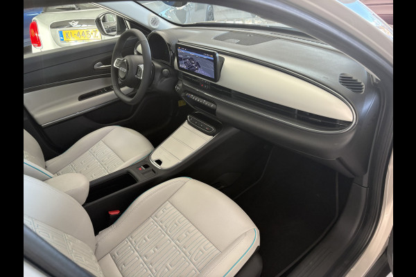 Fiat 600 1.2 Hybrid La Prima Achteruitrijcamera - Airco - Apple carplay - Draadloze telefoonoplader - Parkeersensoren - Navigatie - Keyless start/entry - Dodehoekdetectie - Stoelverwarming - Licht metalen velgen 18 inch - Elektrische ramen - Bluetooth - Cruise control - Led verlichting - Mistlampen - Stuur leder - Stuur multifunctioneel