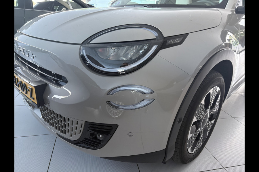 Fiat 600 1.2 Hybrid La Prima Achteruitrijcamera - Airco - Apple carplay - Draadloze telefoonoplader - Parkeersensoren - Navigatie - Keyless start/entry - Dodehoekdetectie - Stoelverwarming - Licht metalen velgen 18 inch - Elektrische ramen - Bluetooth - Cruise control - Led verlichting - Mistlampen - Stuur leder - Stuur multifunctioneel