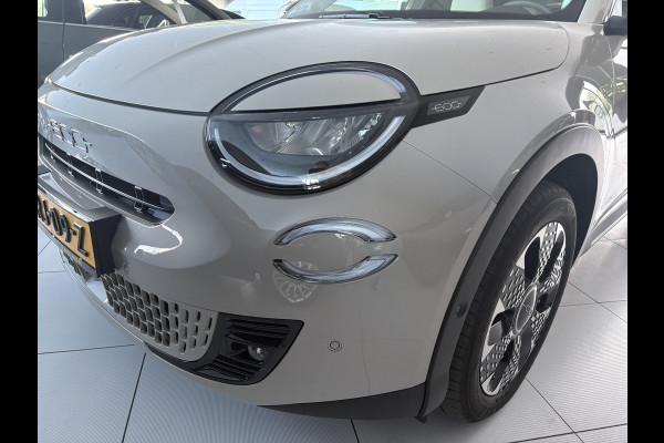 Fiat 600 1.2 Hybrid La Prima Achteruitrijcamera - Airco - Apple carplay - Draadloze telefoonoplader - Parkeersensoren - Navigatie - Keyless start/entry - Dodehoekdetectie - Stoelverwarming - Licht metalen velgen 18 inch - Elektrische ramen - Bluetooth - Cruise control - Led verlichting - Mistlampen - Stuur leder - Stuur multifunctioneel