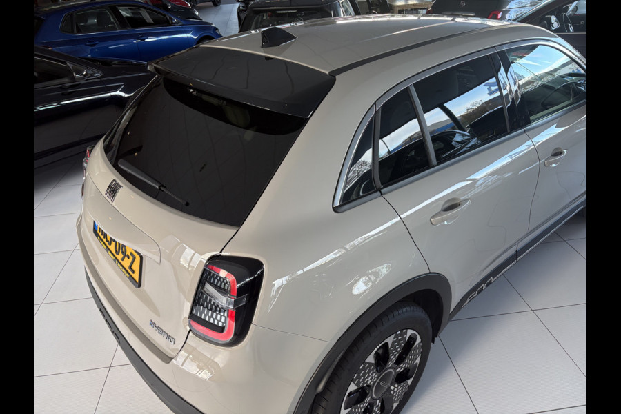 Fiat 600 1.2 Hybrid La Prima Achteruitrijcamera - Airco - Apple carplay - Draadloze telefoonoplader - Parkeersensoren - Navigatie - Keyless start/entry - Dodehoekdetectie - Stoelverwarming - Licht metalen velgen 18 inch - Elektrische ramen - Bluetooth - Cruise control - Led verlichting - Mistlampen - Stuur leder - Stuur multifunctioneel