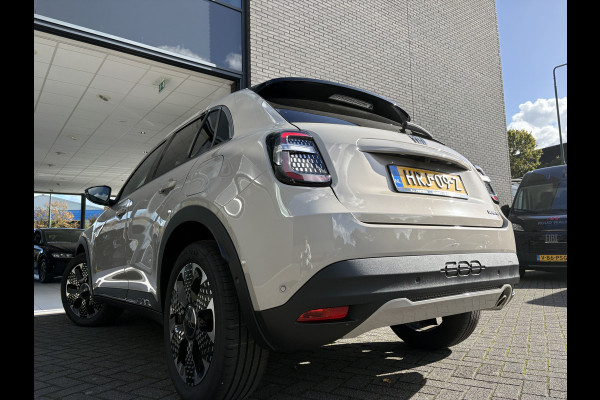 Fiat 600 1.2 Hybrid La Prima Achteruitrijcamera - Airco - Apple carplay - Draadloze telefoonoplader - Parkeersensoren - Navigatie - Keyless start/entry - Dodehoekdetectie - Stoelverwarming - Licht metalen velgen 18 inch - Elektrische ramen - Bluetooth - Cruise control - Led verlichting - Mistlampen - Stuur leder - Stuur multifunctioneel