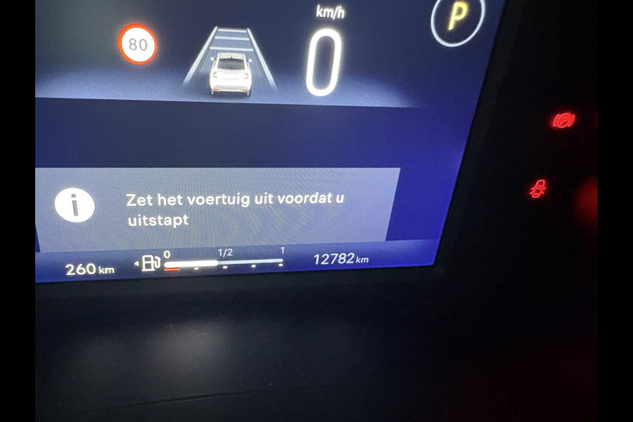 Fiat 600 1.2 Hybrid La Prima Achteruitrijcamera - Airco - Apple carplay - Draadloze telefoonoplader - Parkeersensoren - Navigatie - Keyless start/entry - Dodehoekdetectie - Stoelverwarming - Licht metalen velgen 18 inch - Elektrische ramen - Bluetooth - Cruise control - Led verlichting - Mistlampen - Stuur leder - Stuur multifunctioneel
