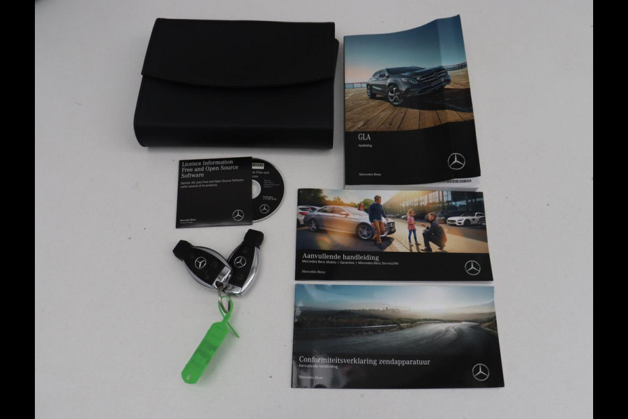 Mercedes-Benz GLA 180 Premium | Panoramadak | Leder | Cruise control | Stoelverwarming | Camera | Park assist | Navigatie | Carplay | Climate control | Full LED
