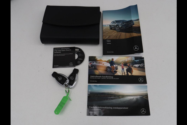Mercedes-Benz GLA 180 Premium | Panoramadak | Leder | Cruise control | Stoelverwarming | Camera | Park assist | Navigatie | Carplay | Climate control | Full LED