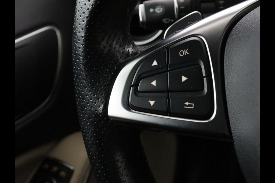 Mercedes-Benz GLA 180 Premium | Panoramadak | Leder | Cruise control | Stoelverwarming | Camera | Park assist | Navigatie | Carplay | Climate control | Full LED