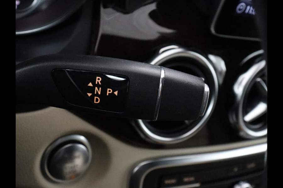 Mercedes-Benz GLA 180 Premium | Panoramadak | Leder | Cruise control | Stoelverwarming | Camera | Park assist | Navigatie | Carplay | Climate control | Full LED