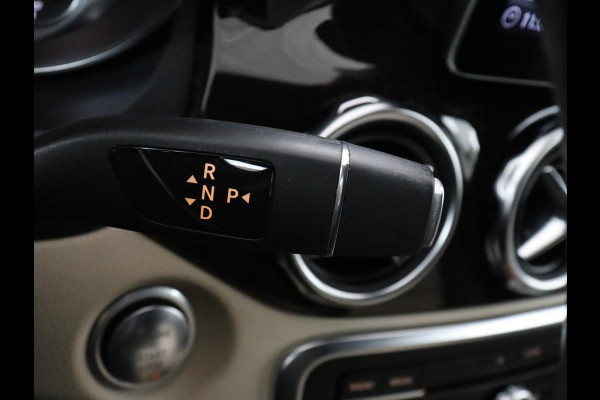 Mercedes-Benz GLA 180 Premium | Panoramadak | Leder | Cruise control | Stoelverwarming | Camera | Park assist | Navigatie | Carplay | Climate control | Full LED