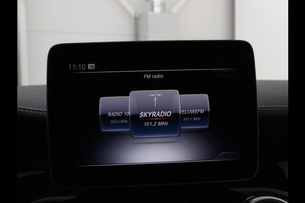 Mercedes-Benz GLA 180 Premium | Panoramadak | Leder | Cruise control | Stoelverwarming | Camera | Park assist | Navigatie | Carplay | Climate control | Full LED