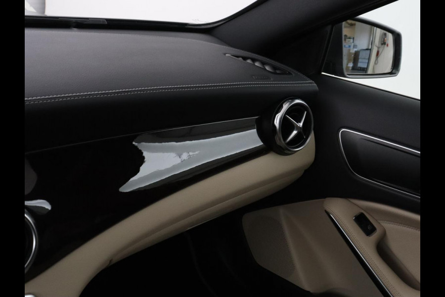 Mercedes-Benz GLA 180 Premium | Panoramadak | Leder | Cruise control | Stoelverwarming | Camera | Park assist | Navigatie | Carplay | Climate control | Full LED