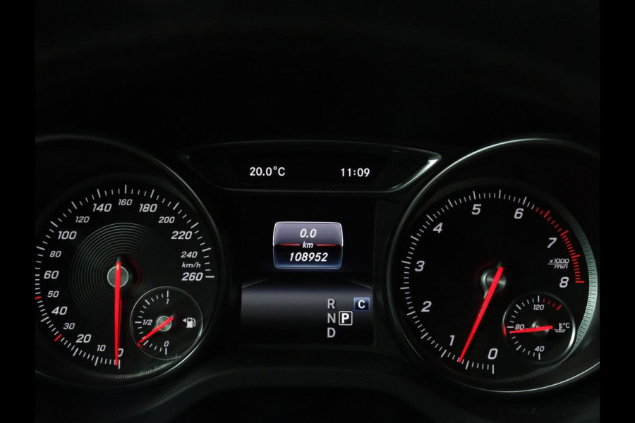 Mercedes-Benz GLA 180 Premium | Panoramadak | Leder | Cruise control | Stoelverwarming | Camera | Park assist | Navigatie | Carplay | Climate control | Full LED