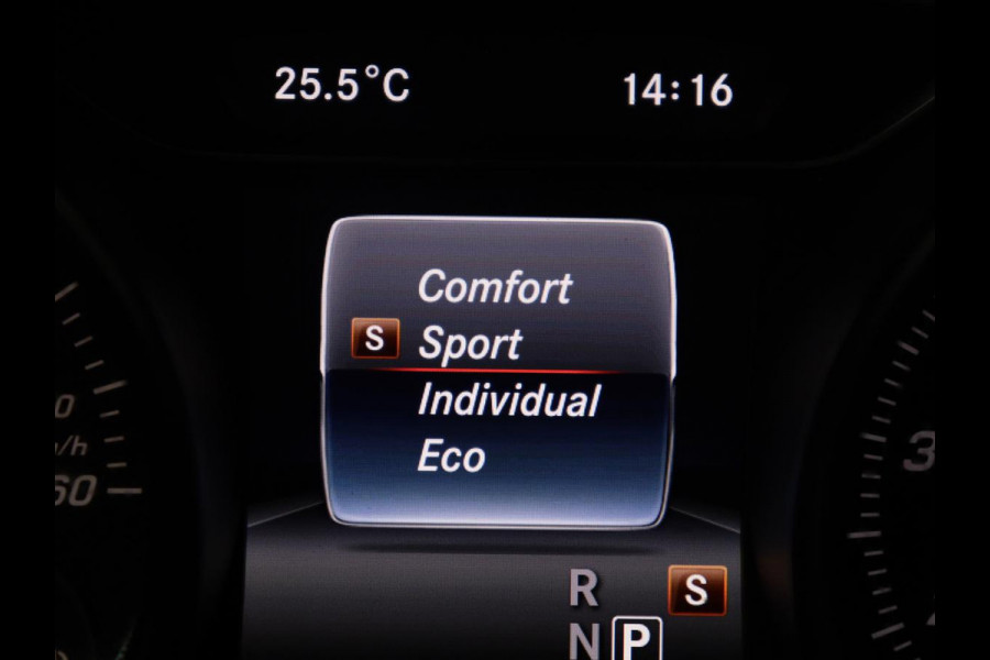 Mercedes-Benz A-Klasse 180 Business Solution AMG | Leder/alcantara | Stoelverwarming | Cruise control | Navigatie | Bluetooth | Camera | Park assist | Trekhaak