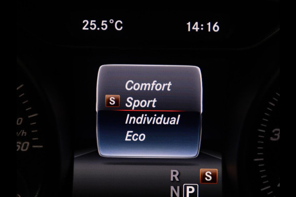 Mercedes-Benz A-Klasse 180 Business Solution AMG | Leder/alcantara | Stoelverwarming | Cruise control | Navigatie | Bluetooth | Camera | Park assist | Trekhaak