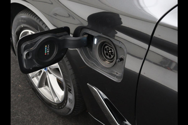 BMW 5 Serie 530e iPerformance High Executive | Leder | Elektrische stoelen | Stoelverwarming | Sfeerverlichting | Adaptive cruise | Carplay | Climate control | SOH 62,9 % | Camera | Park assist | PHEV